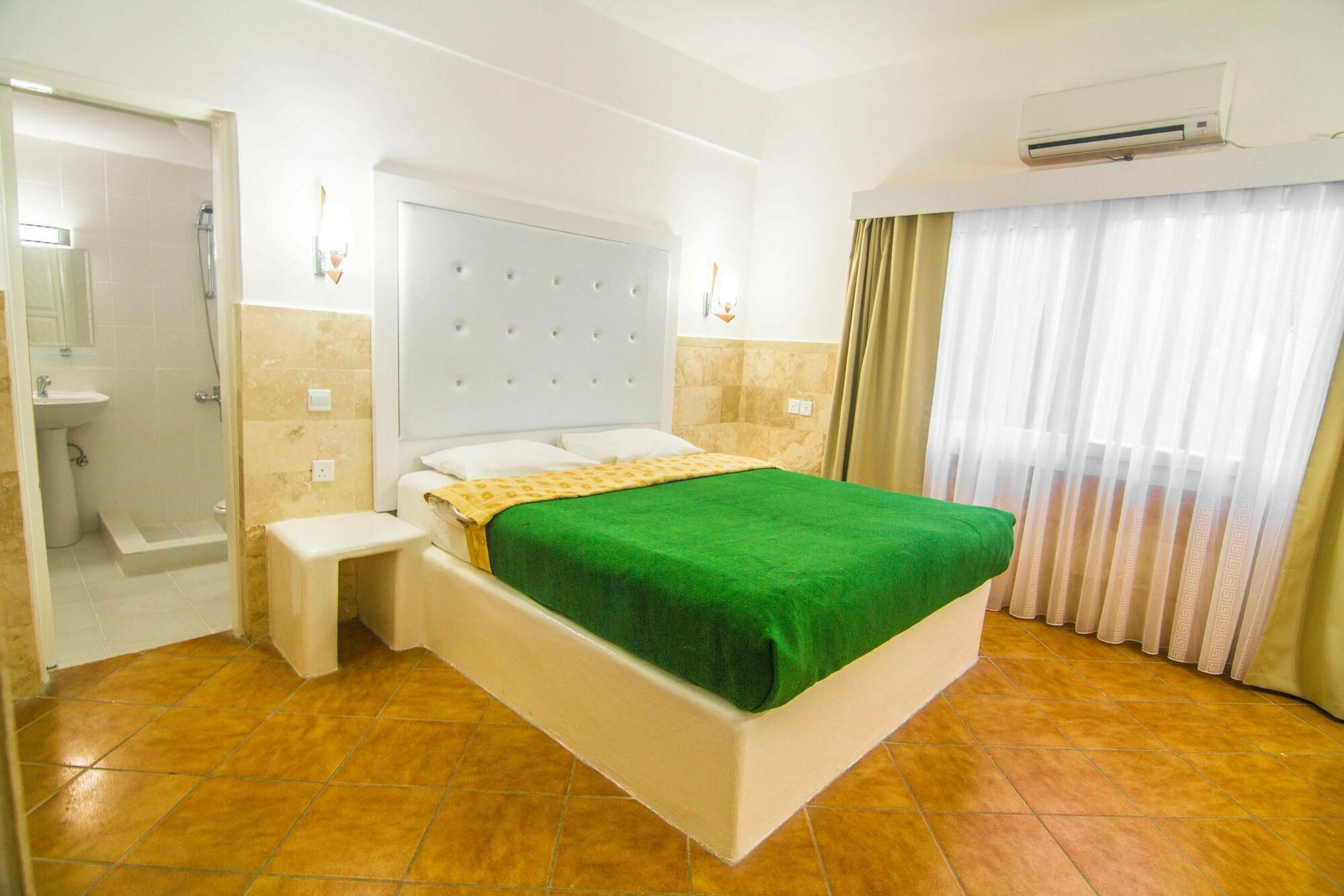 The Pine Bay Club Hotel ไคริเนีย ภายนอก รูปภาพ