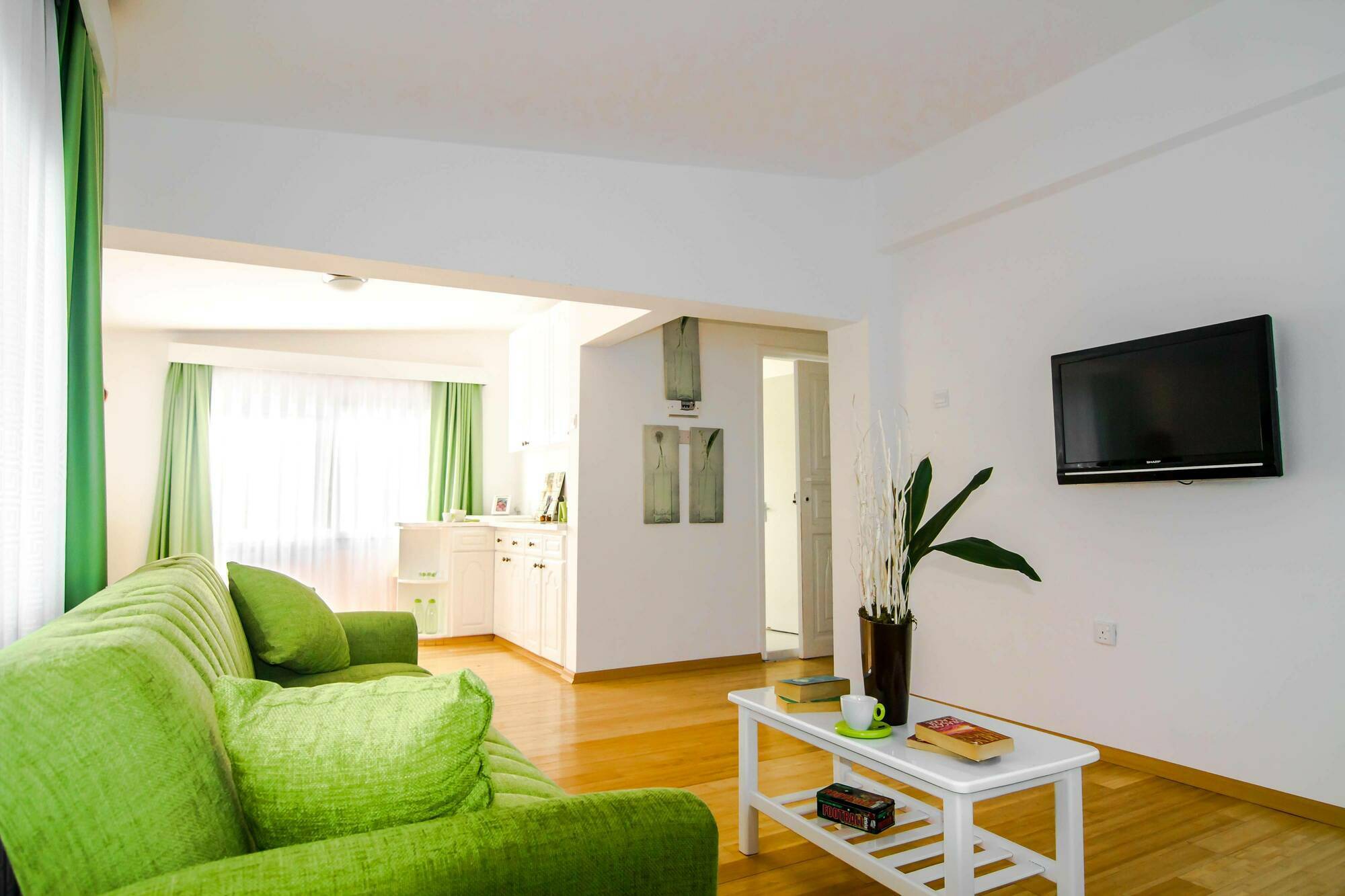 The Pine Bay Club Hotel ไคริเนีย ภายนอก รูปภาพ