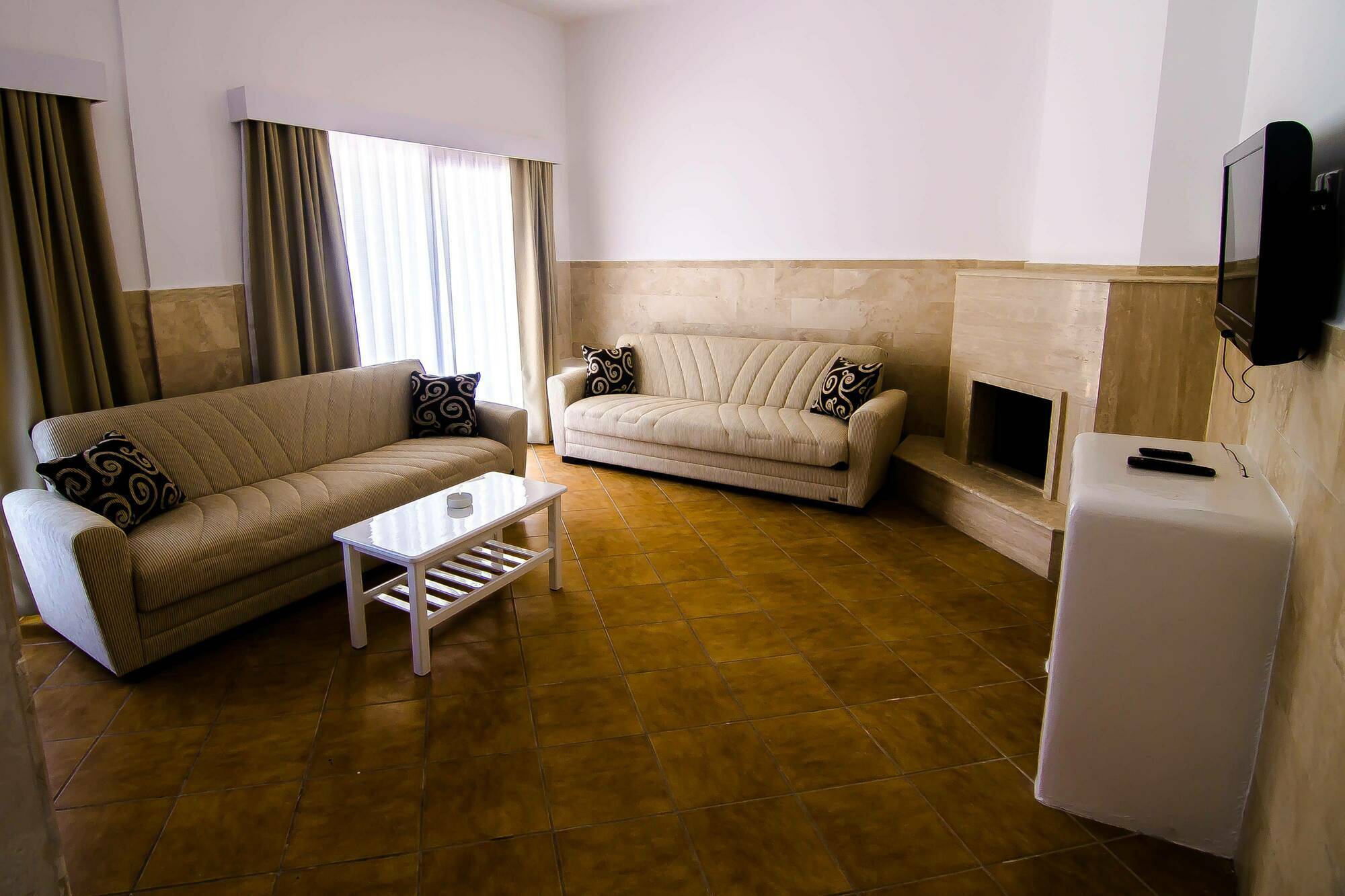 The Pine Bay Club Hotel ไคริเนีย ภายนอก รูปภาพ