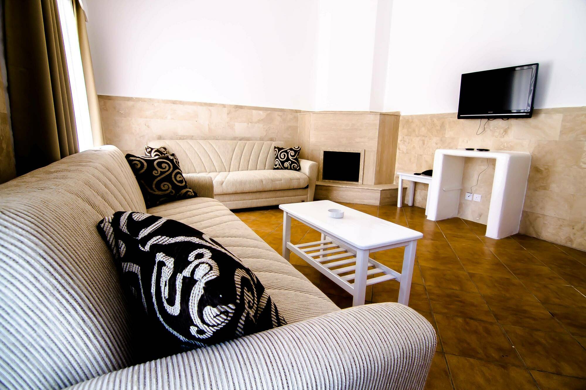 The Pine Bay Club Hotel ไคริเนีย ภายนอก รูปภาพ