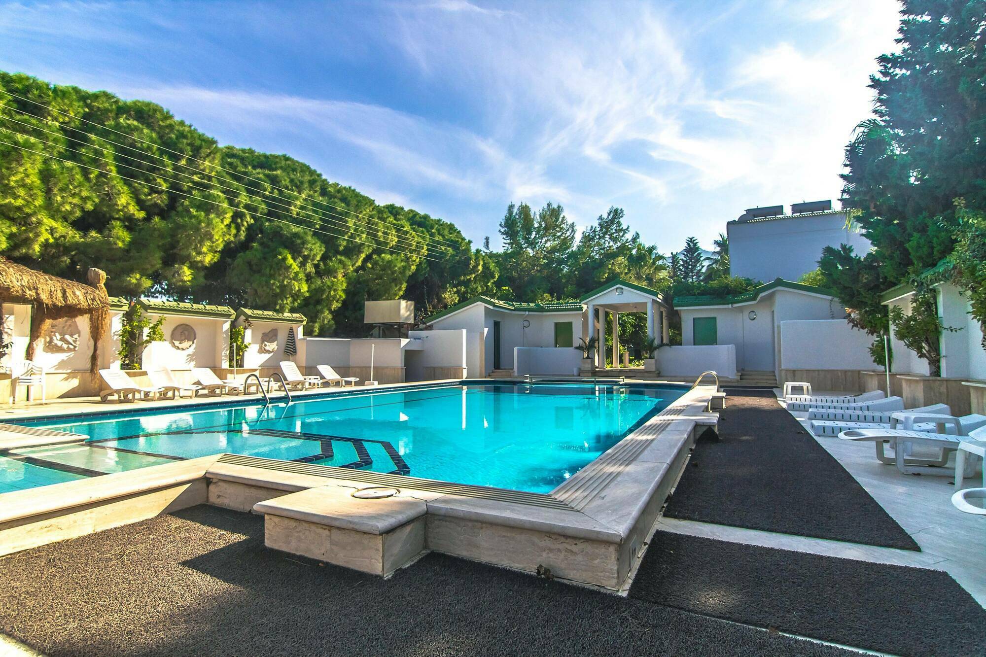 The Pine Bay Club Hotel ไคริเนีย ภายนอก รูปภาพ